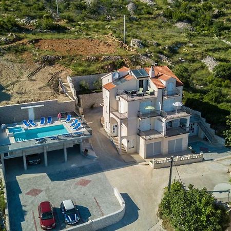 Apartments Pusic Оміш Екстер'єр фото