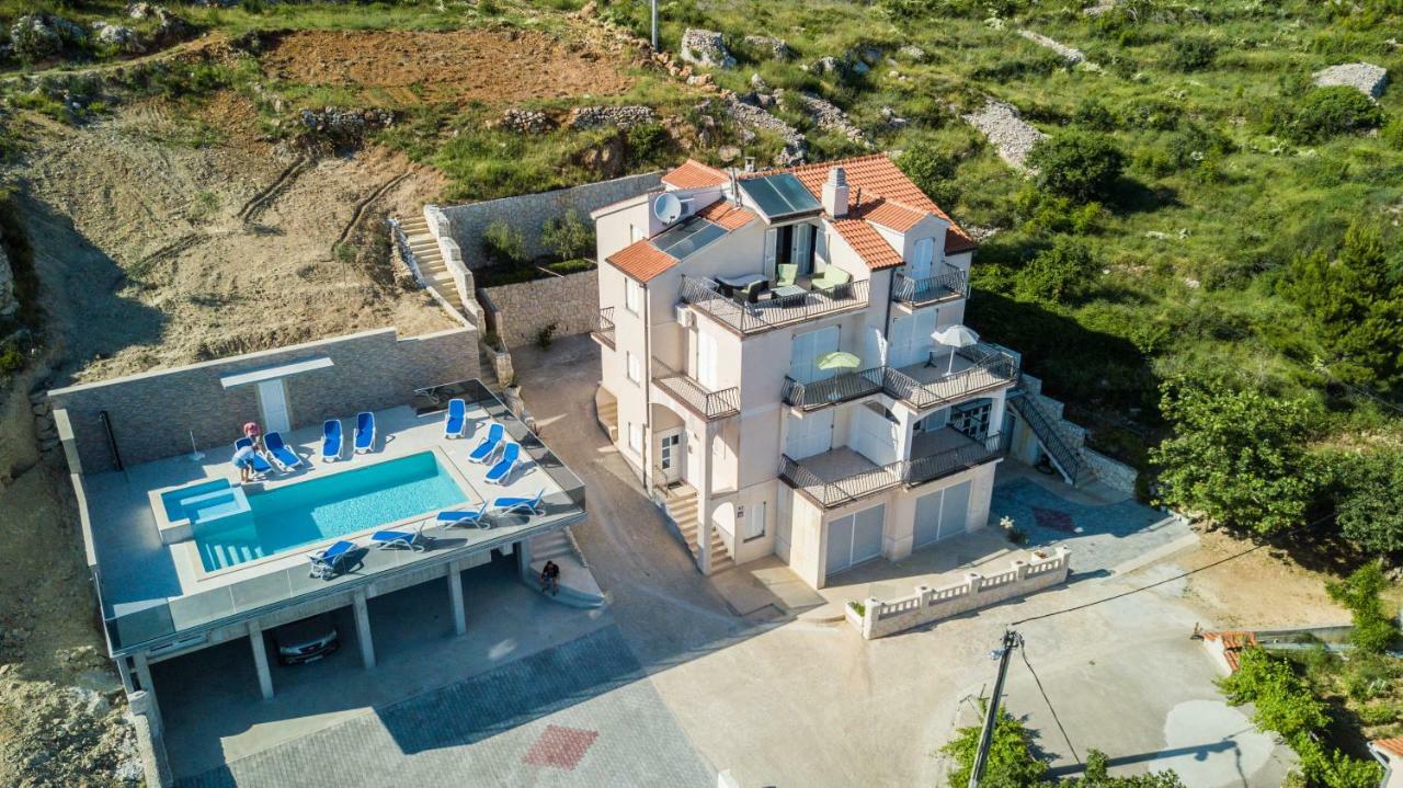 Apartments Pusic Оміш Екстер'єр фото