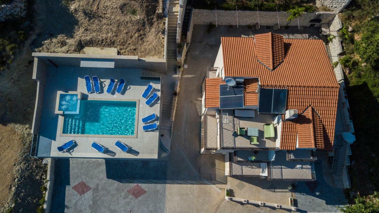 Apartments Pusic Оміш Екстер'єр фото