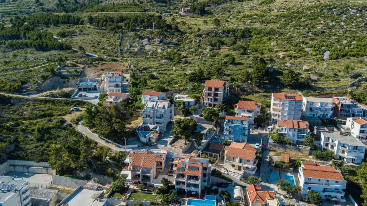 Apartments Pusic Оміш Екстер'єр фото