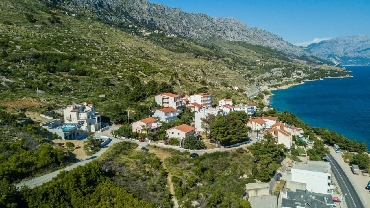 Apartments Pusic Оміш Екстер'єр фото
