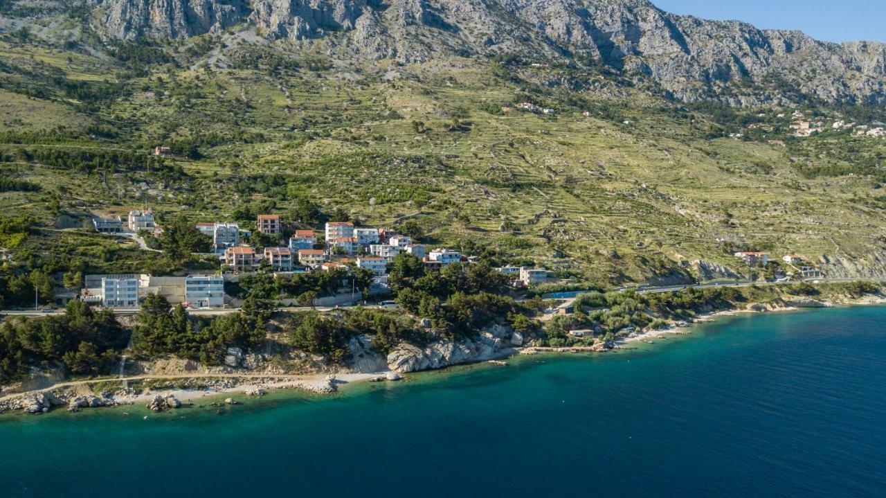 Apartments Pusic Оміш Екстер'єр фото