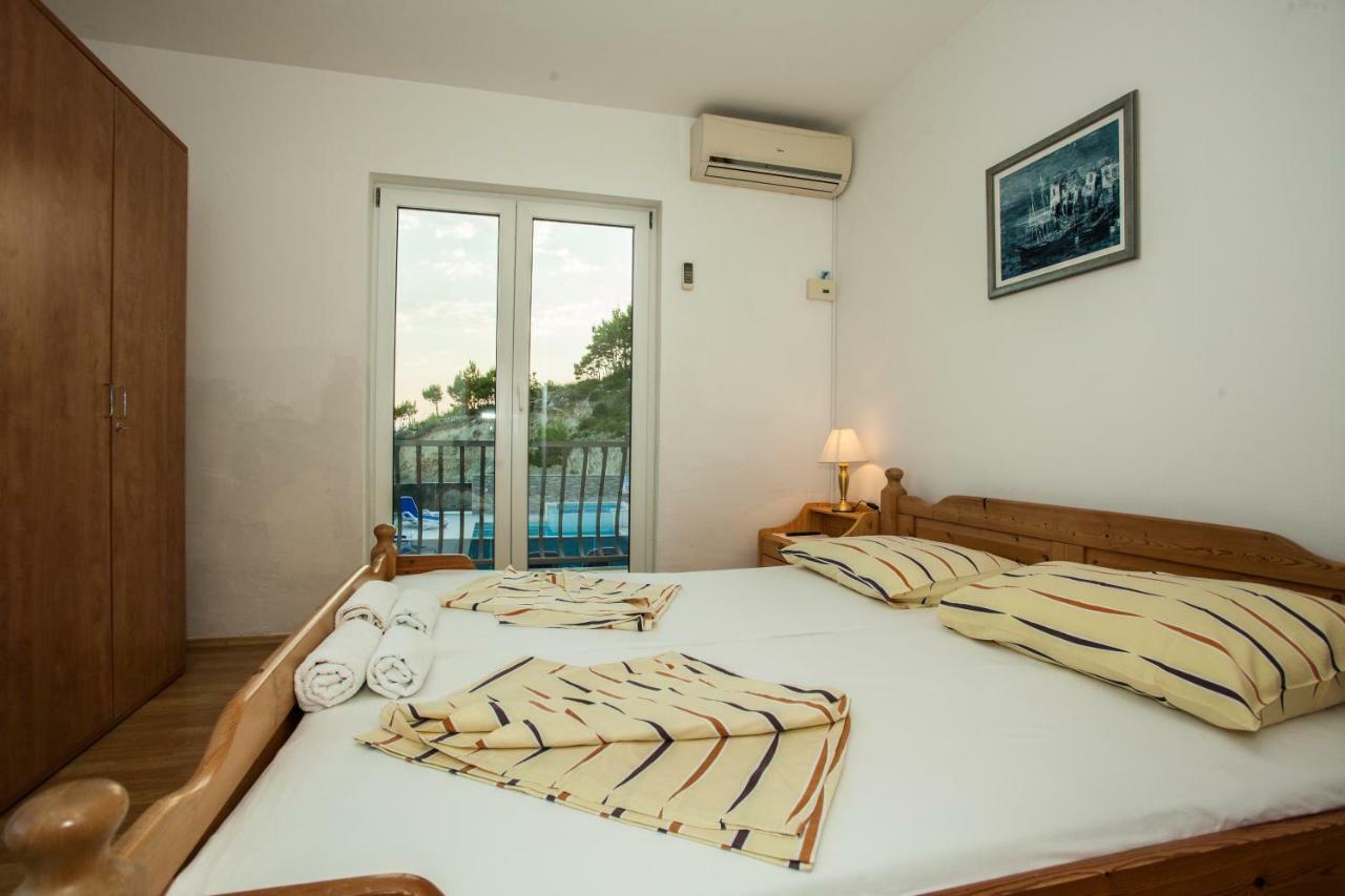 Apartments Pusic Оміш Екстер'єр фото