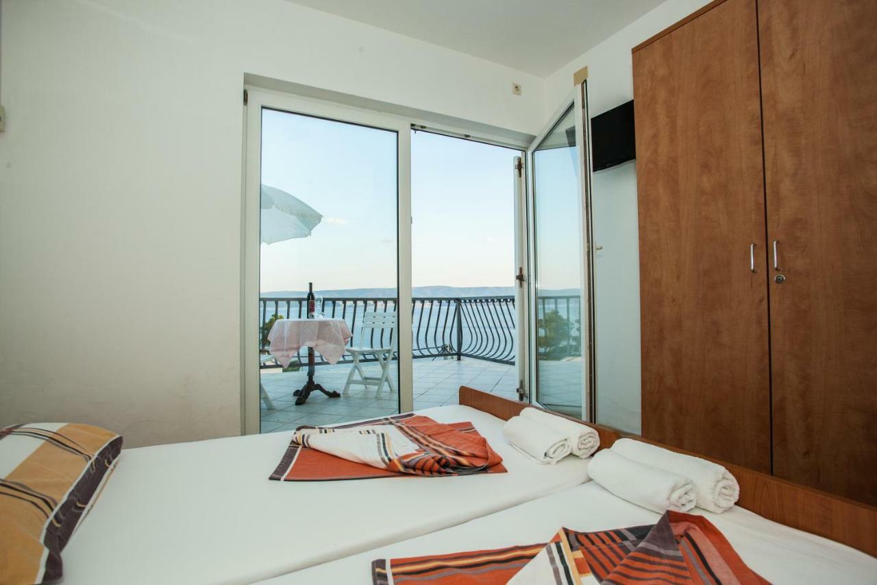 Apartments Pusic Оміш Екстер'єр фото