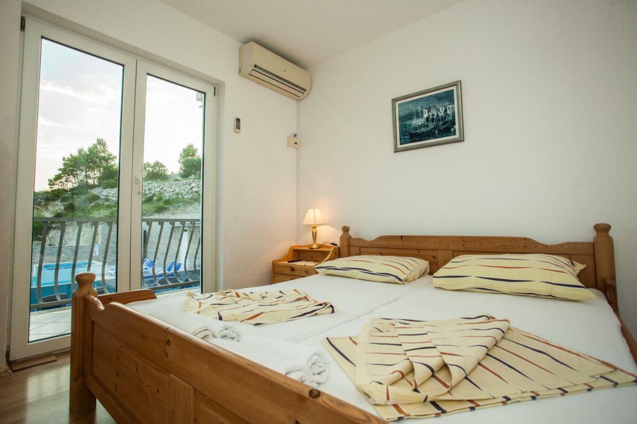 Apartments Pusic Оміш Екстер'єр фото
