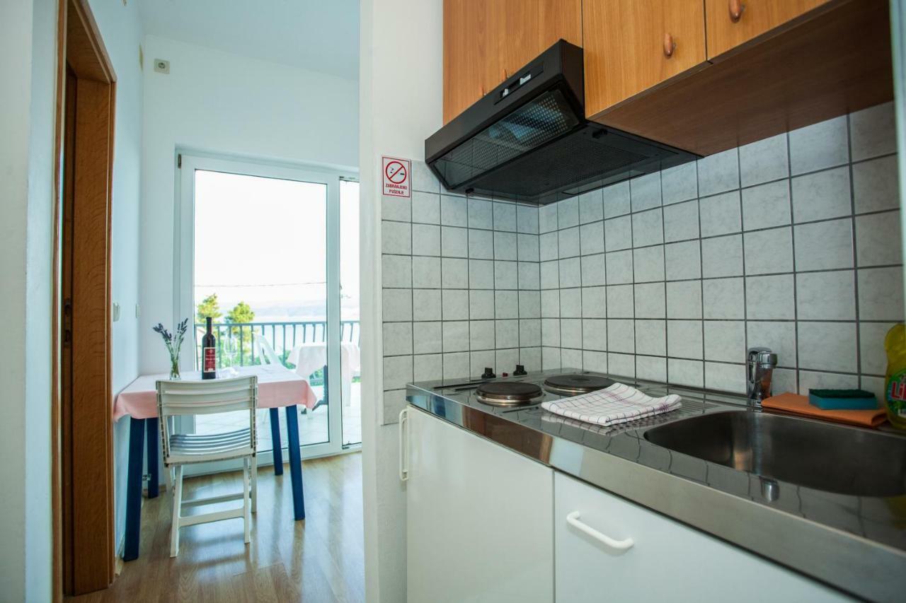 Apartments Pusic Оміш Екстер'єр фото