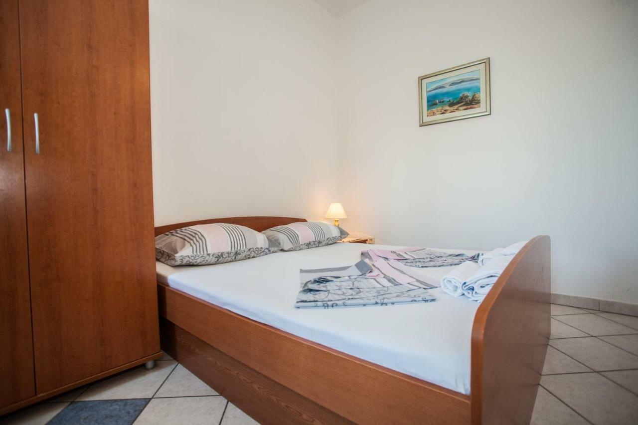 Apartments Pusic Оміш Екстер'єр фото