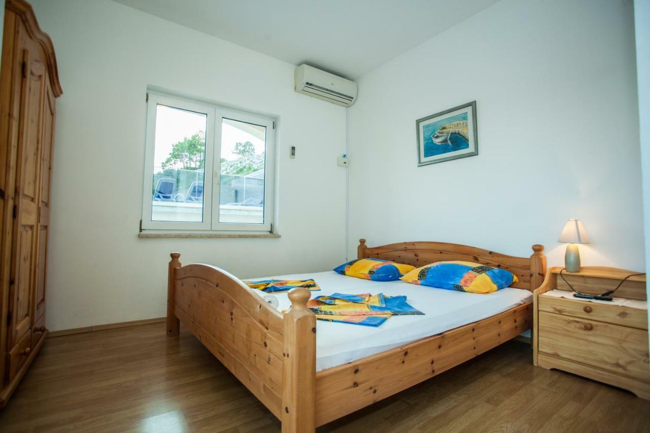 Apartments Pusic Оміш Екстер'єр фото