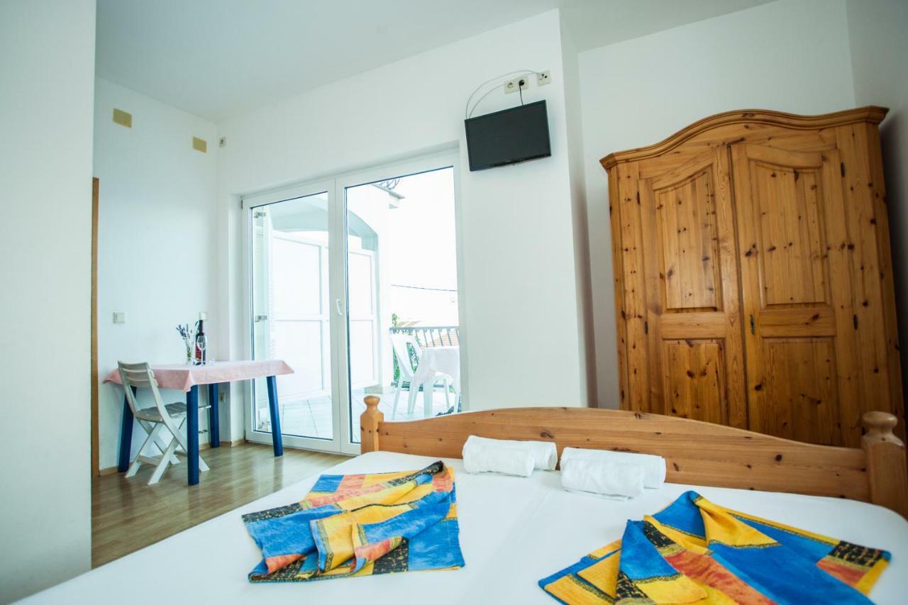 Apartments Pusic Оміш Екстер'єр фото