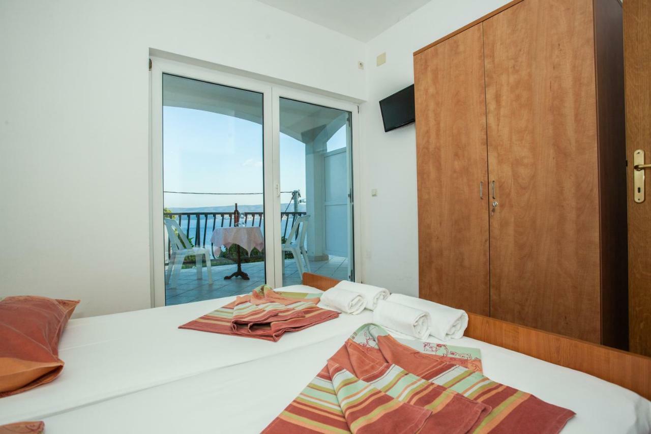 Apartments Pusic Оміш Екстер'єр фото