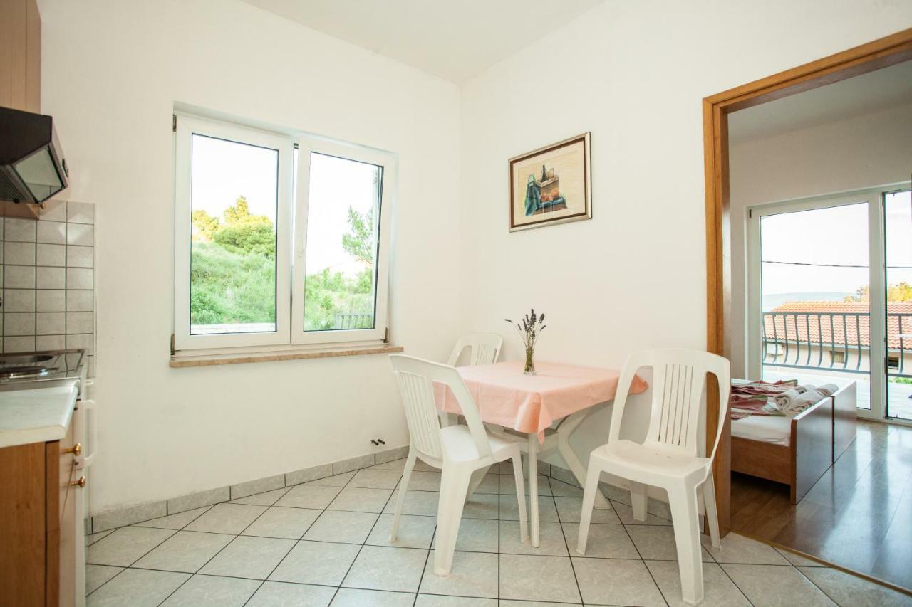 Apartments Pusic Оміш Екстер'єр фото