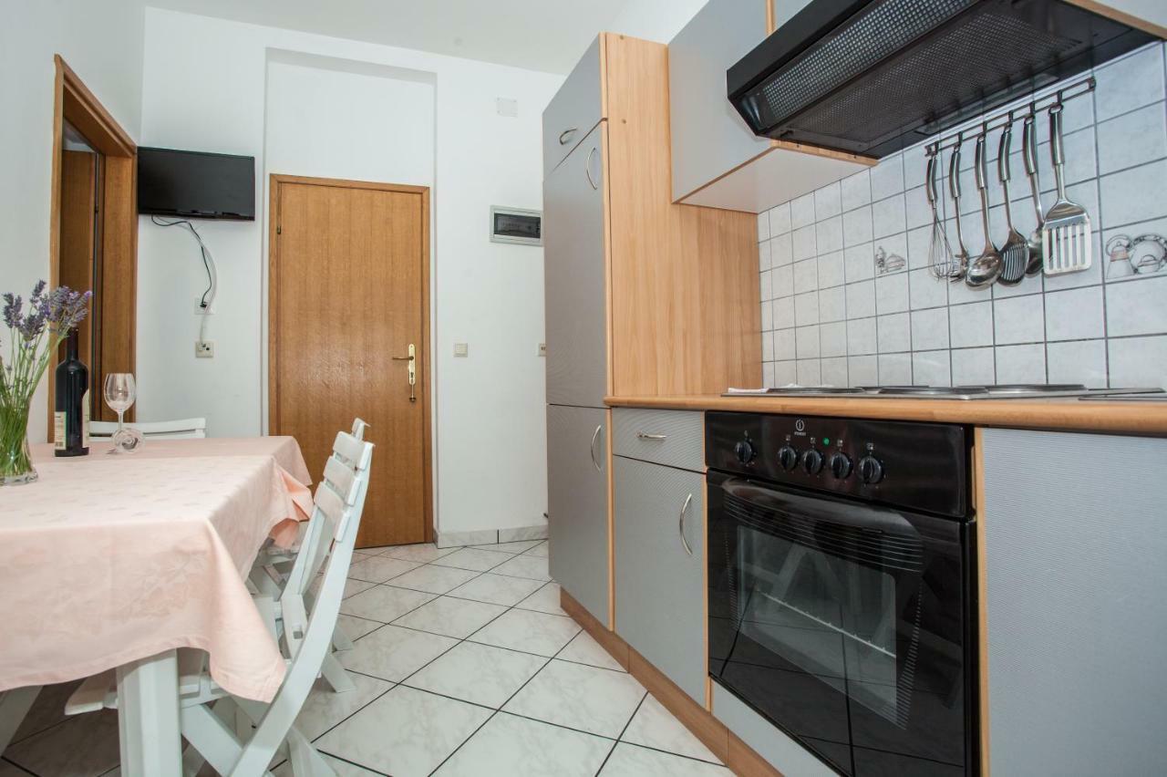 Apartments Pusic Оміш Екстер'єр фото