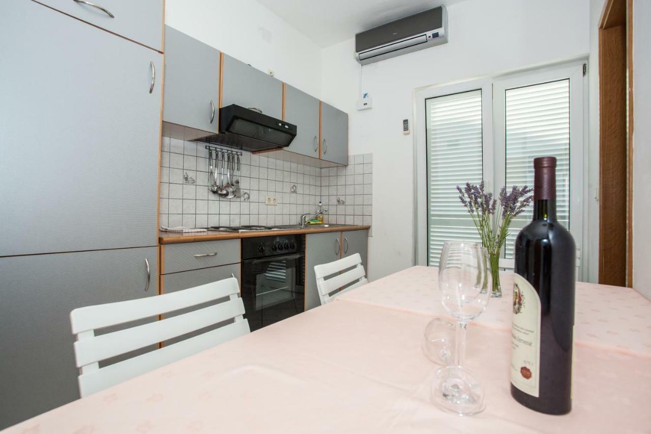 Apartments Pusic Оміш Екстер'єр фото