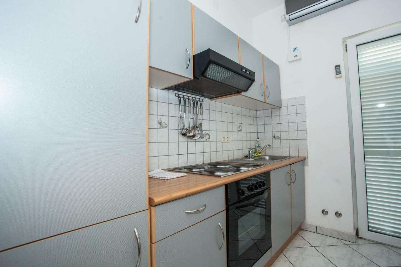 Apartments Pusic Оміш Екстер'єр фото