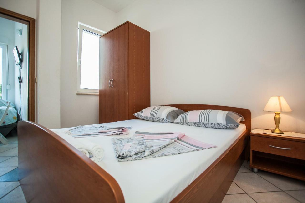 Apartments Pusic Оміш Екстер'єр фото