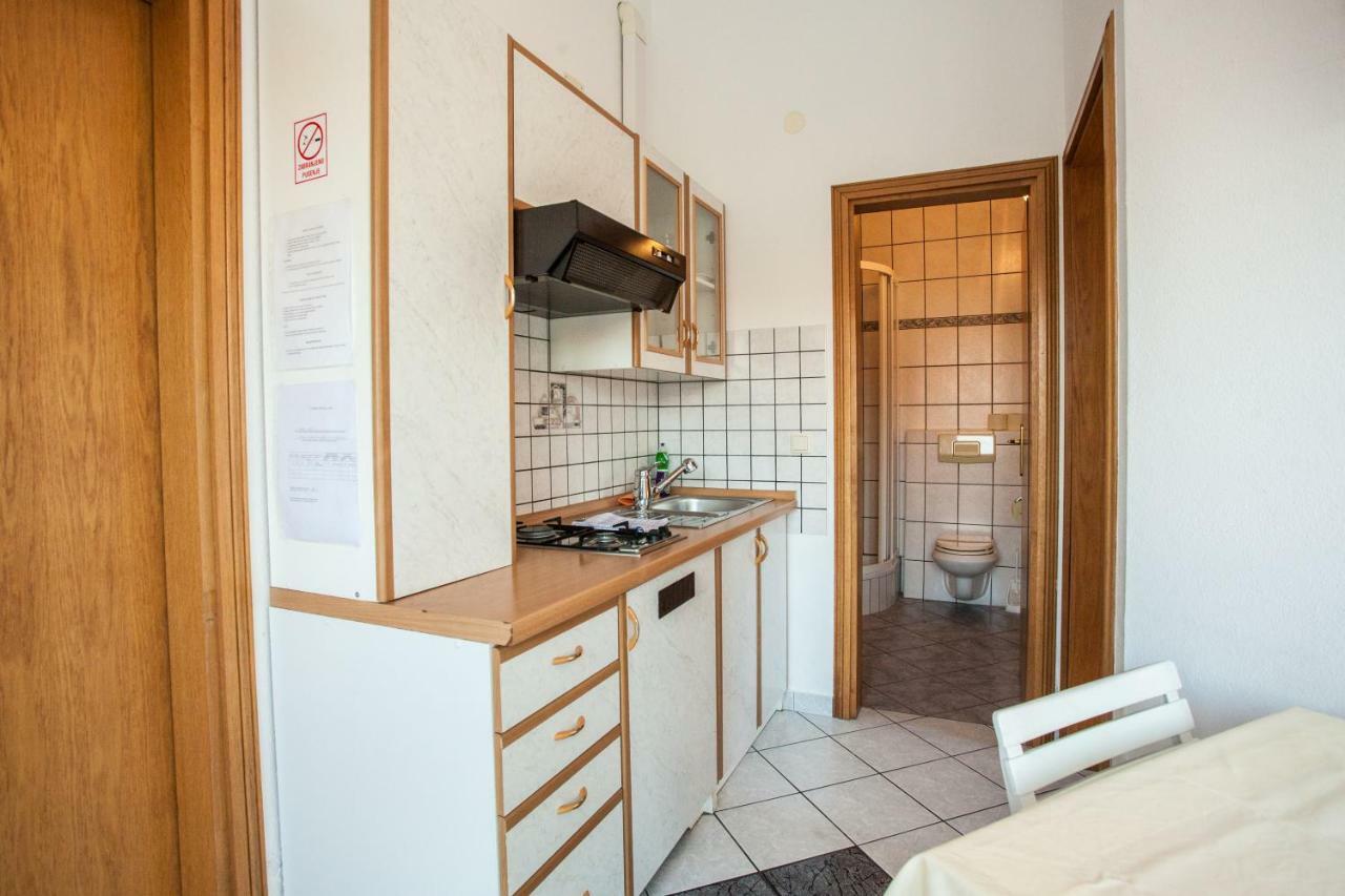 Apartments Pusic Оміш Екстер'єр фото