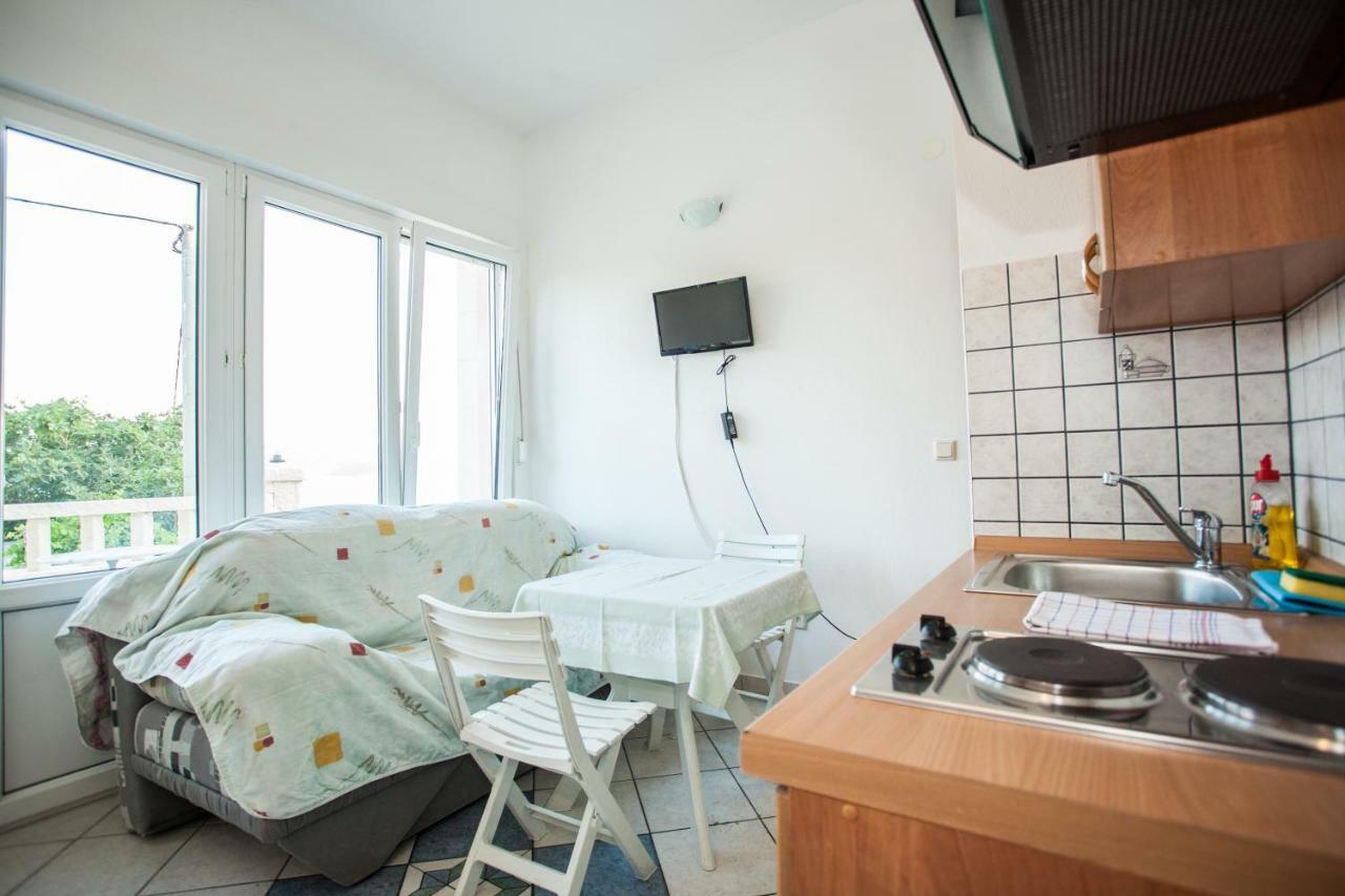 Apartments Pusic Оміш Екстер'єр фото