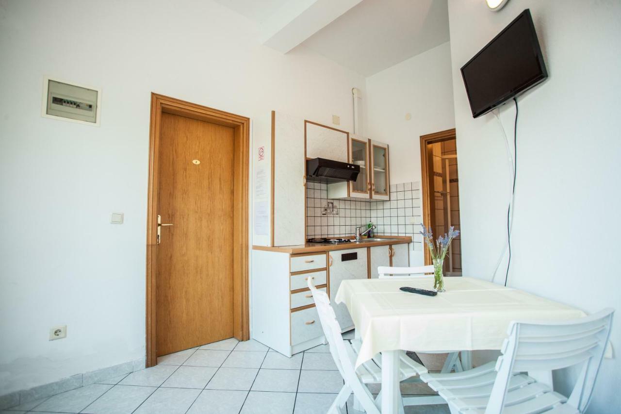 Apartments Pusic Оміш Екстер'єр фото