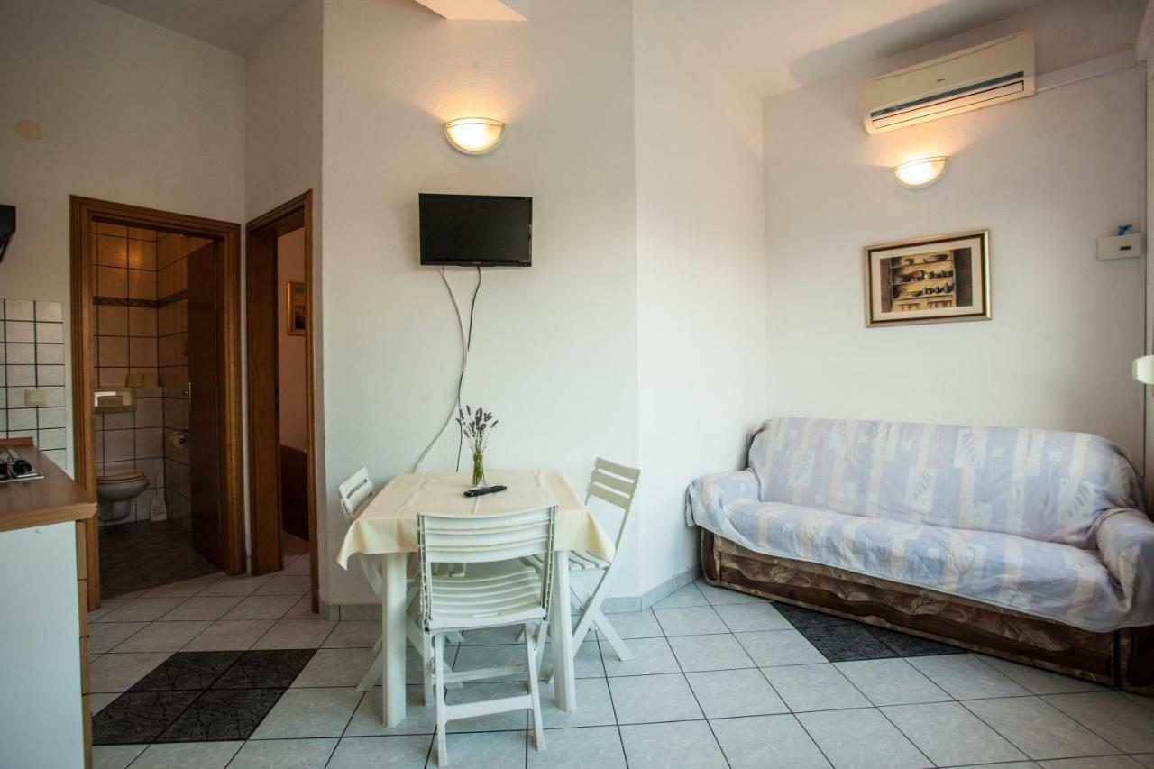 Apartments Pusic Оміш Екстер'єр фото