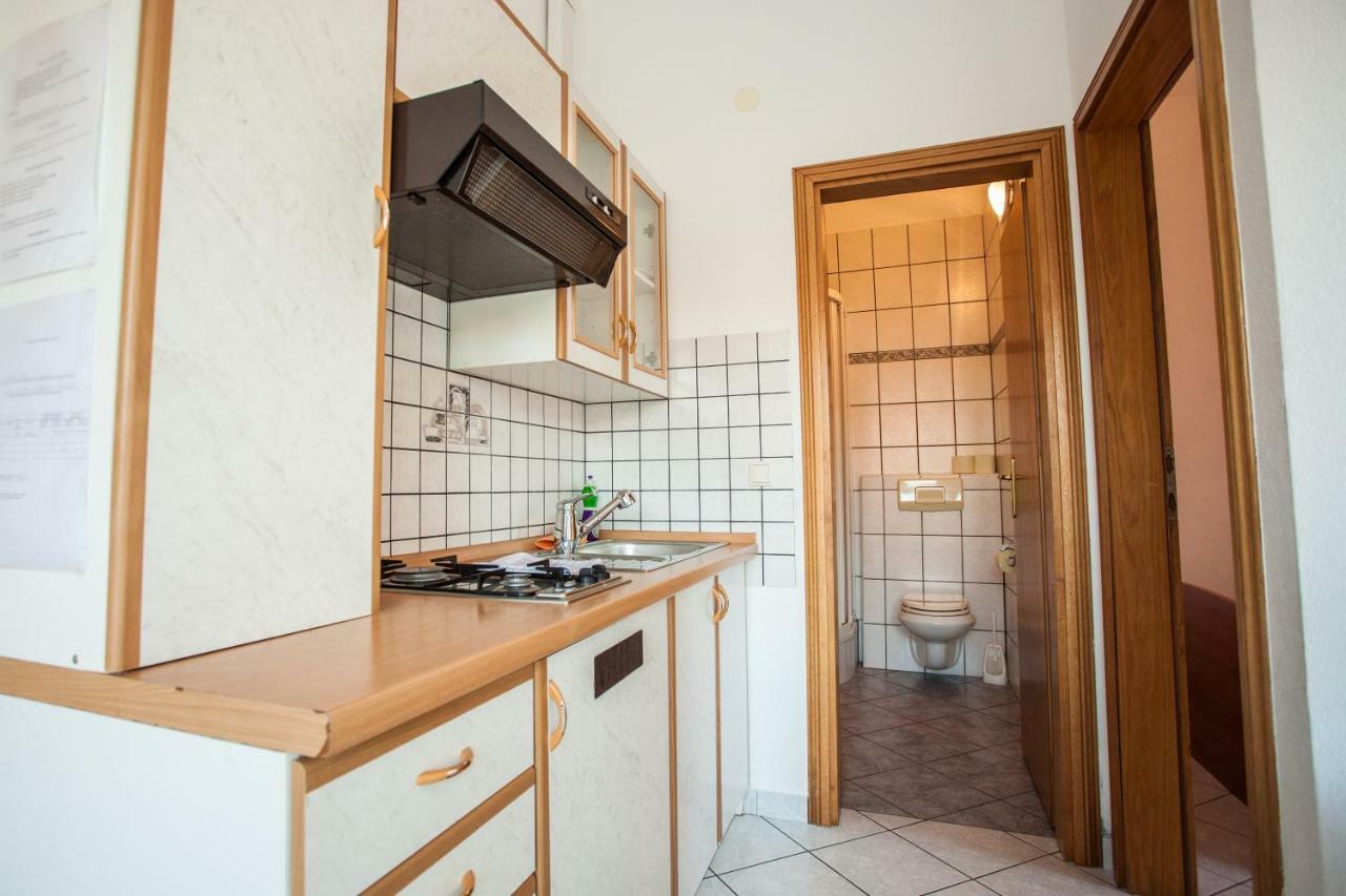 Apartments Pusic Оміш Екстер'єр фото