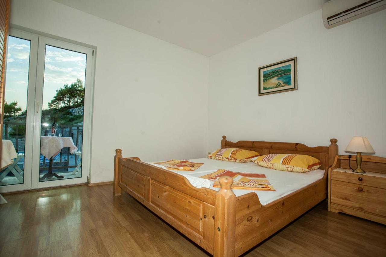 Apartments Pusic Оміш Екстер'єр фото